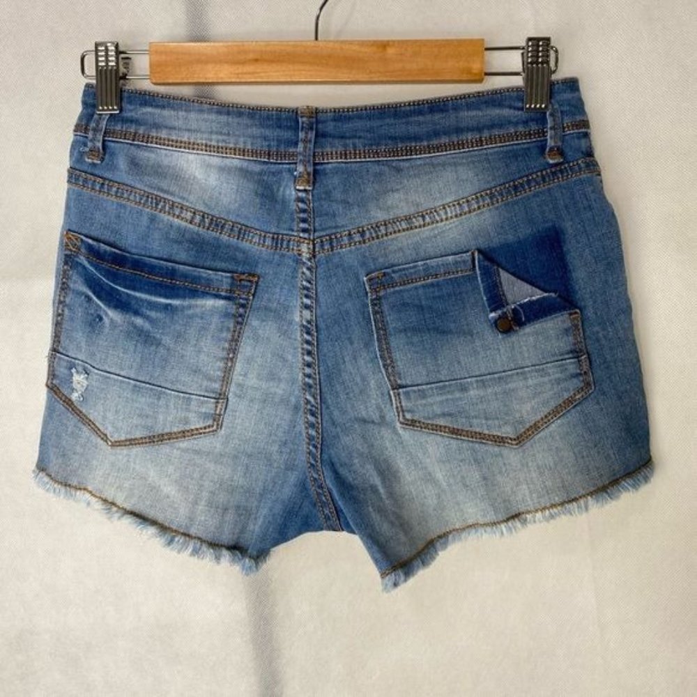Wild Pearl ladies denim cut off shorts with southwestern style pocket size 26” - Picture 3 of 8